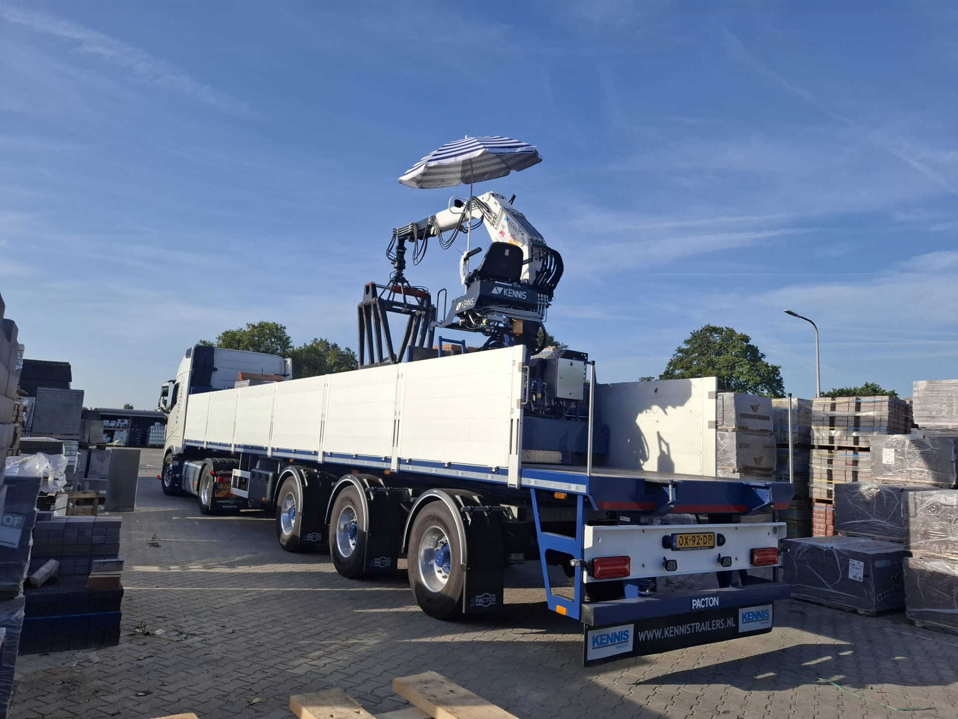 Albers-kraanwagen met opgerichte kraan op het terrein
