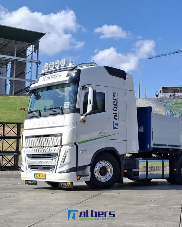Witte Volvo-trekker van Albers Transport