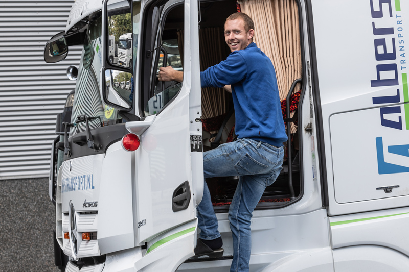 Chauffeur stapt in zijn Albers-vrachtwagen