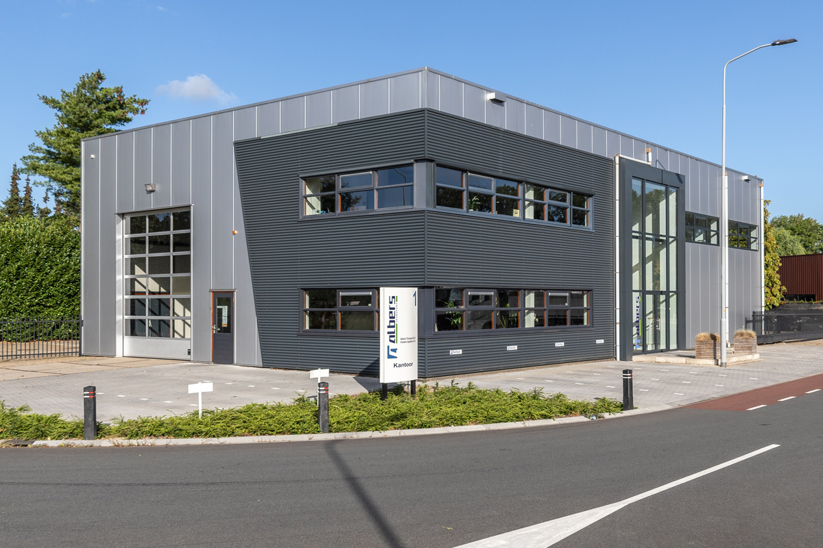 Medewerkers op het kantoor van Albers Transport in Doesburg